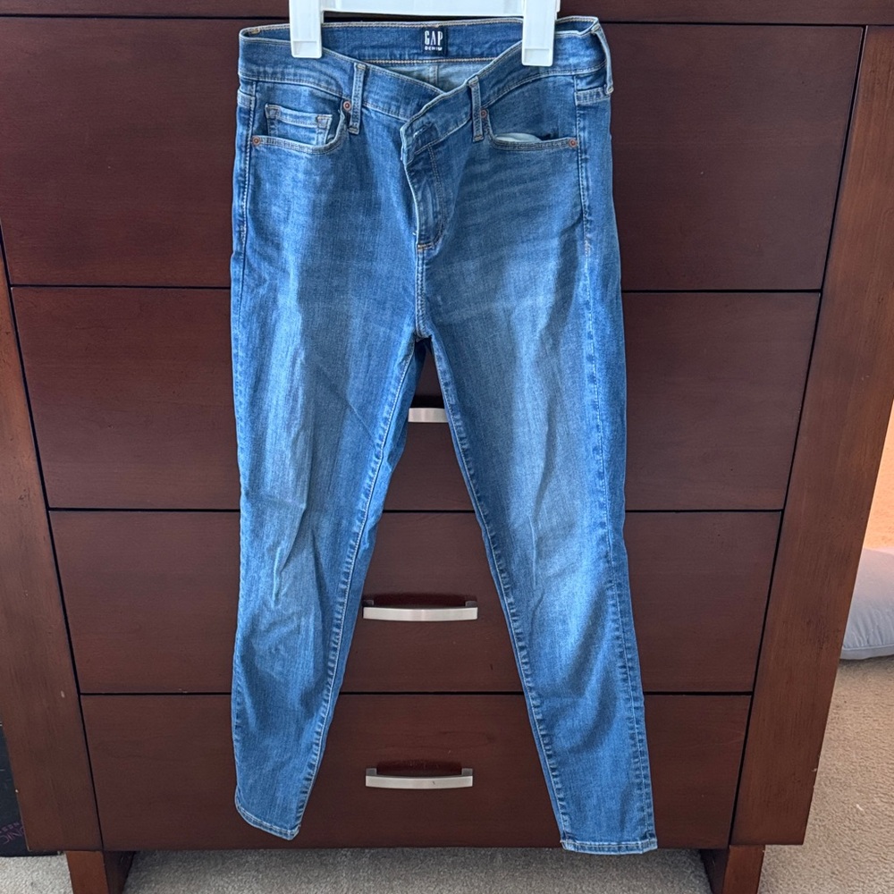 GAP women’s Light Blue True Skinny Jeans
